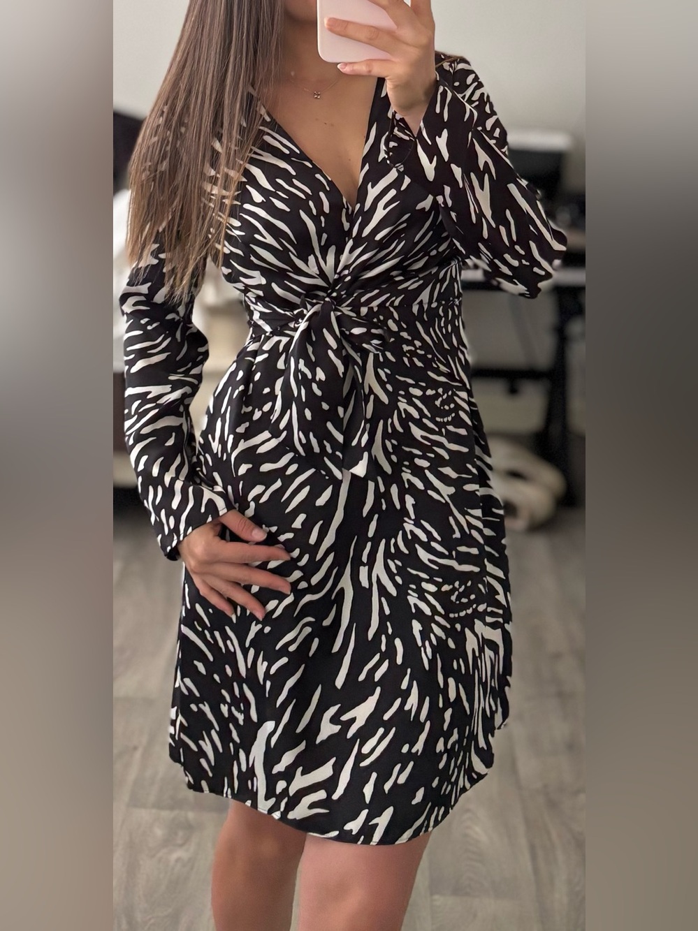 Donna Morgan Black & White Twist-Front Long Sleeve Dress NB